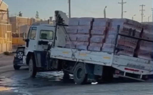 Un camión quedó atrapado en el barro en Cerro Solo