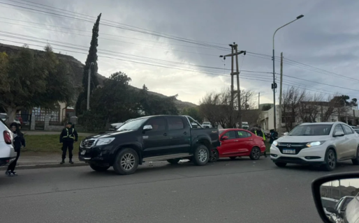 Accidente múltiple en Km 3: un vehículo chocó contra una camioneta y quedó aplastado