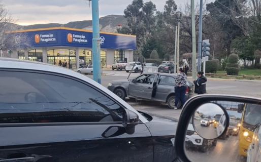 Un auto protagonizó choque y terminó arriba del boulevard en Km 3