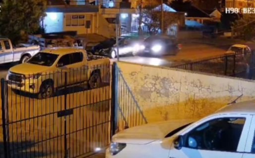 Un conductor embistió dos autos estacionados y se fugó