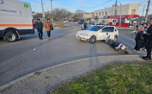 Una menor de 17 años fue hospitalizada tras chocar en moto
