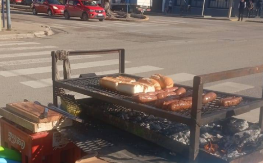 Le clausuraron el puesto ambulante y donará la mercadería a familias necesitadas: «Pago el asado yo»