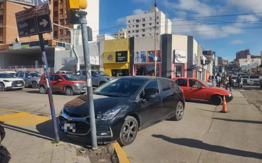 Olvidó el freno de mano y su auto terminó chocando contra un semáforo