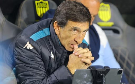 La imagen viral del brazo de Gustavo Costas: la razón de su extraña forma y la “sospecha” sobre Independiente