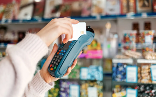El consumo no repunta y cada vez más familias usan la tarjeta de crédito para hacer las compras en el súper
