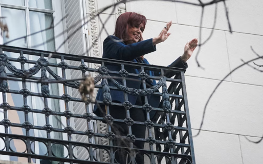 Vialidad: un día antes de que venza el plazo, Cristina Kirchner solicitó suspender la ejecución de sus bienes