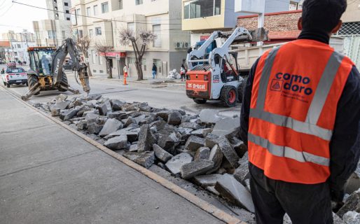 El plan de reparación y mantenimiento de calles comenzó a trabajar en la avenida Rivadavia