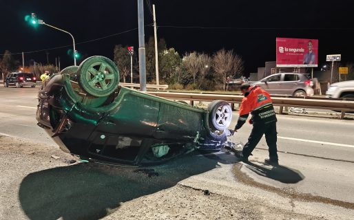 Conductor perdió el control en Ruta 3 y volcó: debió ser hospitalizado