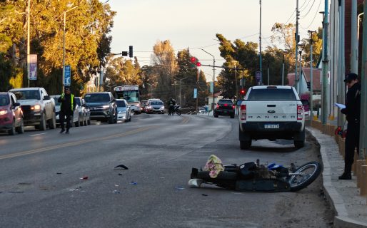 Motociclista herido tras chocar contra una camioneta en Ruta 3