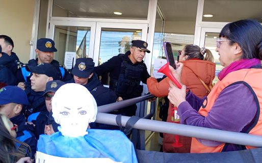Reclamo de trabajadores de la Salud: La Policía reprimió con empujones y gases lacrimógenos
