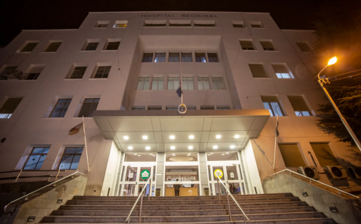 Por un bache, dos personas sufrieron un accidente en moto y terminaron en el hospital