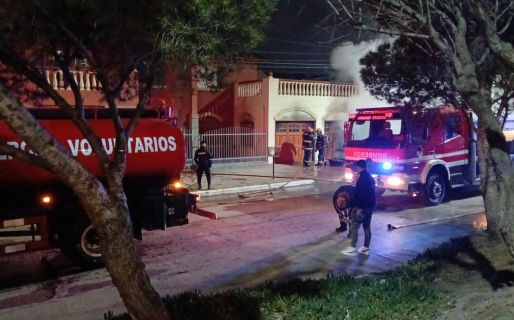 Incendio en una vivienda en Av. EEUU: rescataron a una madre e hija atrapadas en un balcón