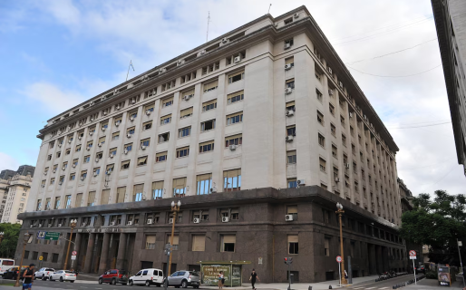 Tasa de interés: el Gobierno afronta otro gran vencimiento en pesos y hay expectativa por un dato clave para la actividad