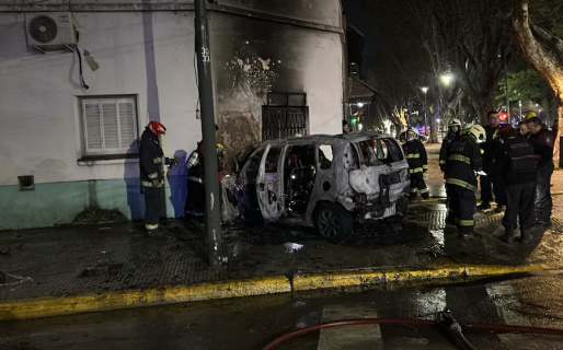 Persecución, choque e incendio: tres menores de edad robaron un auto y chocaron contra una vivienda