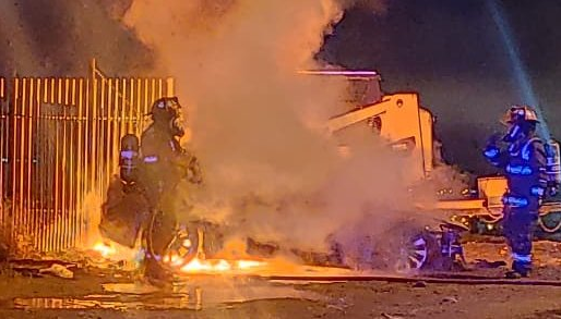 Máximo Abásolo: Un vehículo estacionado ardió en llamas y provocó alarma entre los vecinos