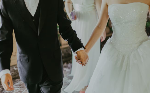 A días de casarse, un hombre se enteró de que su novia lo engañaba con el cuñado y pasó el video en la boda