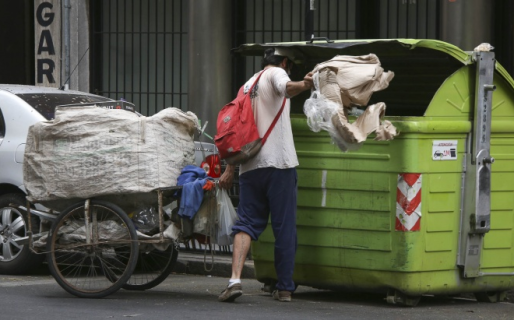 Por disposición del gobierno porteño, la policía obligará a las personas que revuelven la basura a “limpiar”