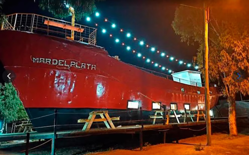 Tardó 10 años en cumplir su sueño: era trabajador petrolero y convirtió un barco abandonado en un restaurante cerca del puerto