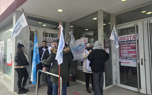 Reclamos en el Banco Santander por desvinculaciones: «Detrás de cada trabajador hay una familia»