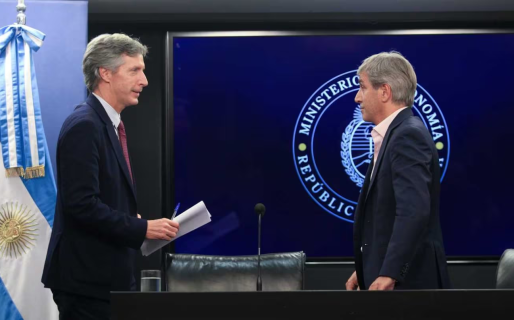 El Gobierno admitió que intervino con US$5000 millones en el mercado de futuros para calmar el dólar en julio