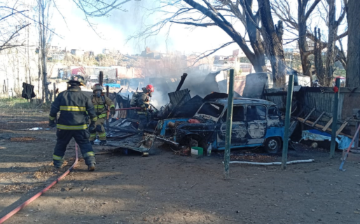 Voraz incendio destruyó una vivienda en barrio Máximo Abásolo