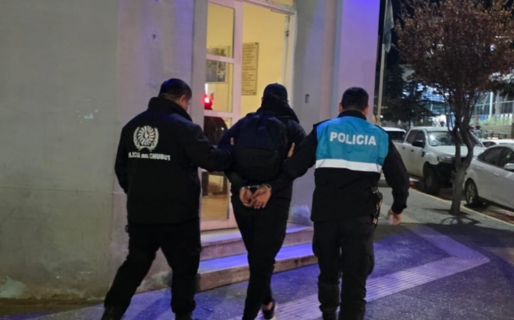 Echó a golpes a un intruso de su casa y la pelea se trasladó a la calle