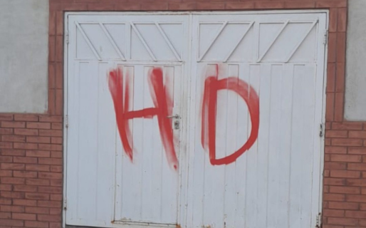 Así son las marcas que aparecieron la semana pasada en el barrio José Fuchs