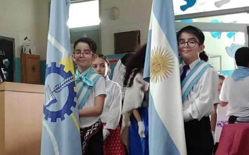 Dos mellizos de 11 años son abanderados y ofrecen clases de apoyo para costearse un viaje