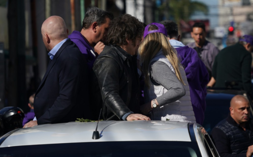 Campaña violenta en el conurbano: atacaron a la caravana Milei y la seguridad debió evacuarlo