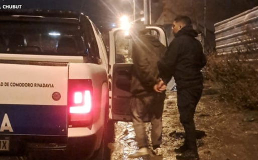 Tenía una perimetral e irrumpió en la casa de su ex: quiso romper la puerta a patadas