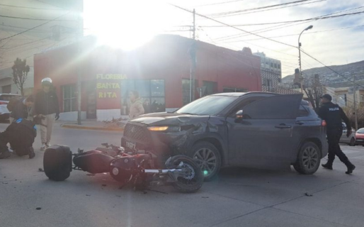 Fuerte choque entre un auto y una moto en avenida Rivadavia