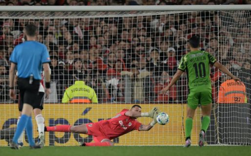 De la mano de Armani, River pasó por penales ante Libertad