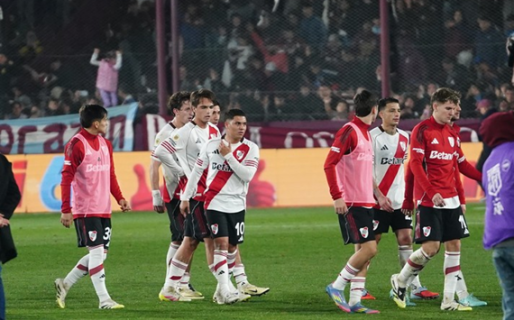 River sufrió un empate agónico, pero sigue puntero