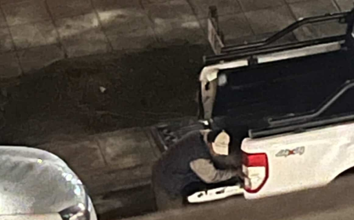 Robó la óptica de una camioneta en la avenida Yrigoyen y quedó filmado