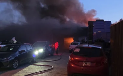 Un incendio en un taller de chapa y pintura se aceleró tras explosión de un bidón de gasoil