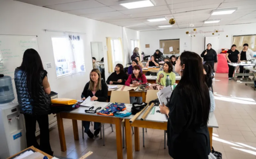 Con más de 25 participantes, comenzó el taller “Abrigando Patitas”