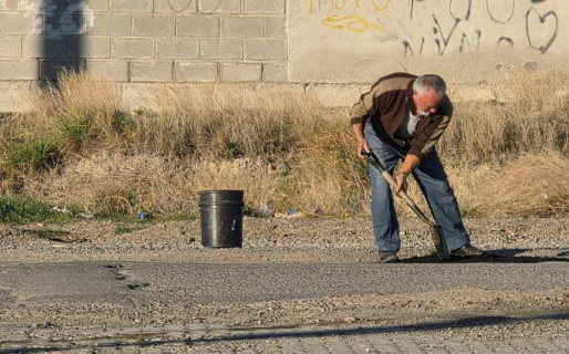 Un vecino harto tapó los baches de la avenida Juan José Paso