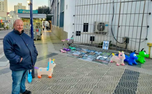 «Entre hoy y ayer no vendí nada»: la difícil realidad de un vendedor de juguetes en el centro