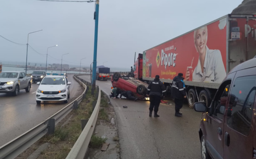 Perdió el control de su vehículo, chocó contra un guardarraíl y volcó