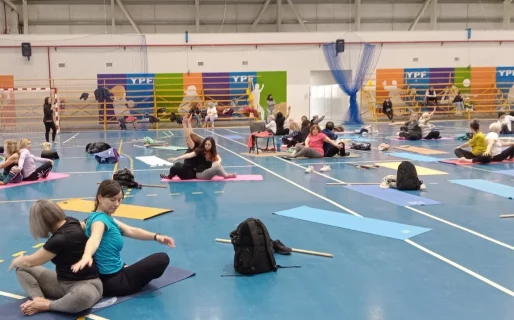 El Yoga celebró la primavera con un encuentro en el Municipal 4