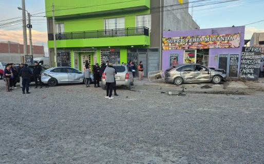 Dos personas heridas tras impresionante choque generado por un pozo en la ruta