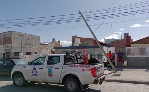 Defensa Civil asistió a una vecina en Km 8 para evitar la voladura de un techo