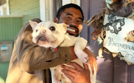 Es repartidor, se saca fotos con los perros que se cruza en la calle y causa furor en las redes