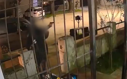 Motochorros intentaron robarle el auto y el dueño se defendió a los tiros