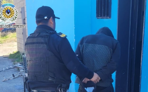 Entró a su casa y sorprendió a un delincuente robando sus pertenencias
