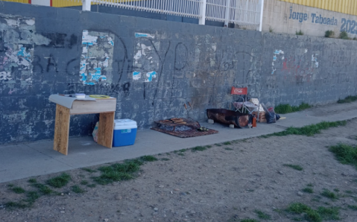 Sale todos los días a vender tortillas en el Quirno Costa: «Me la rebusco de esta forma»