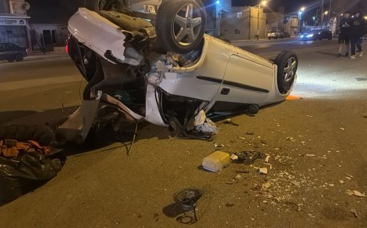 Sorprendente vuelco en Km8: el jóven al volante resultó ileso