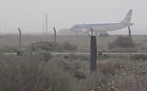 Un avión despegó en medio del temporal de viento y quedó envuelto en la tierra