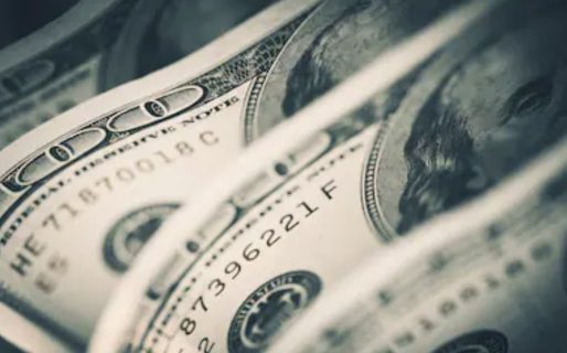 Golpe electoral: el dólar sube al techo de la banda y el riesgo país supera la barrera de los 1000 puntos