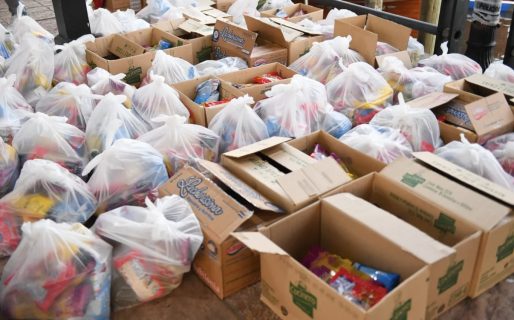 <strong>En la pobreza: Un gremio universitario reparte bolsones de comida a trabajadores que ganan $800.000</strong>